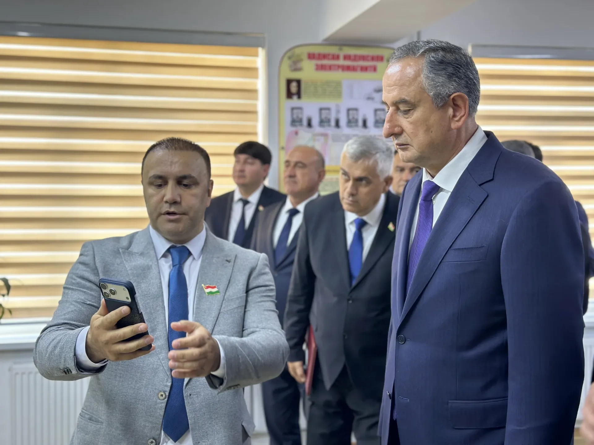 Гости в школе Бохтара знакомятся с eKhonish на телефоне