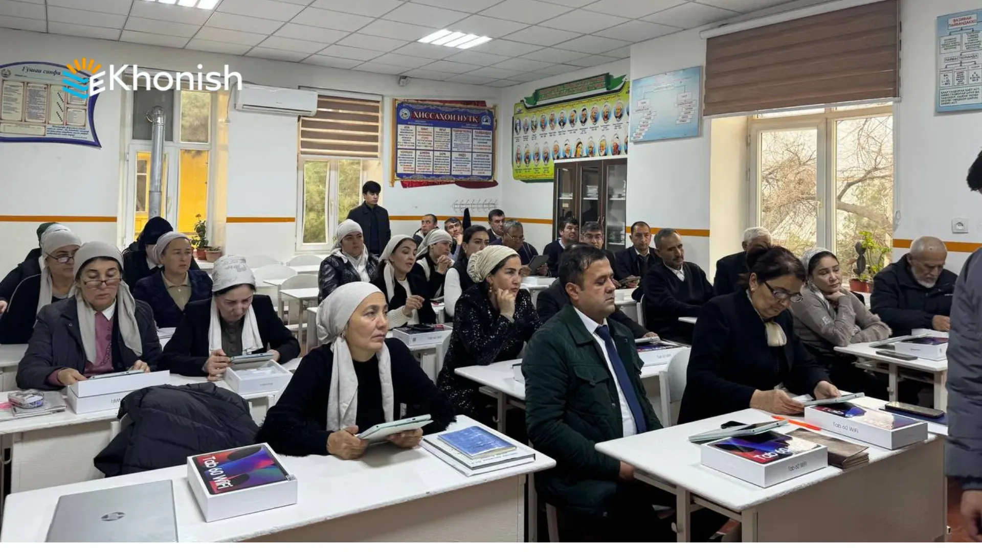 Учителя в классе осваивают eKhonish на планшетах