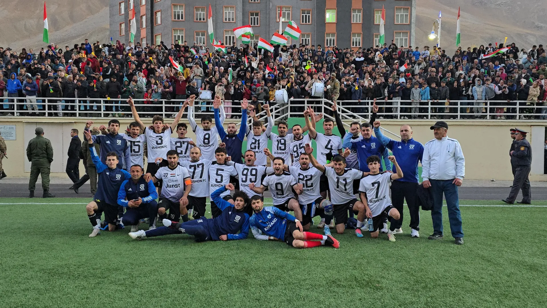 ФК «Рушан» на поле перед трибунами