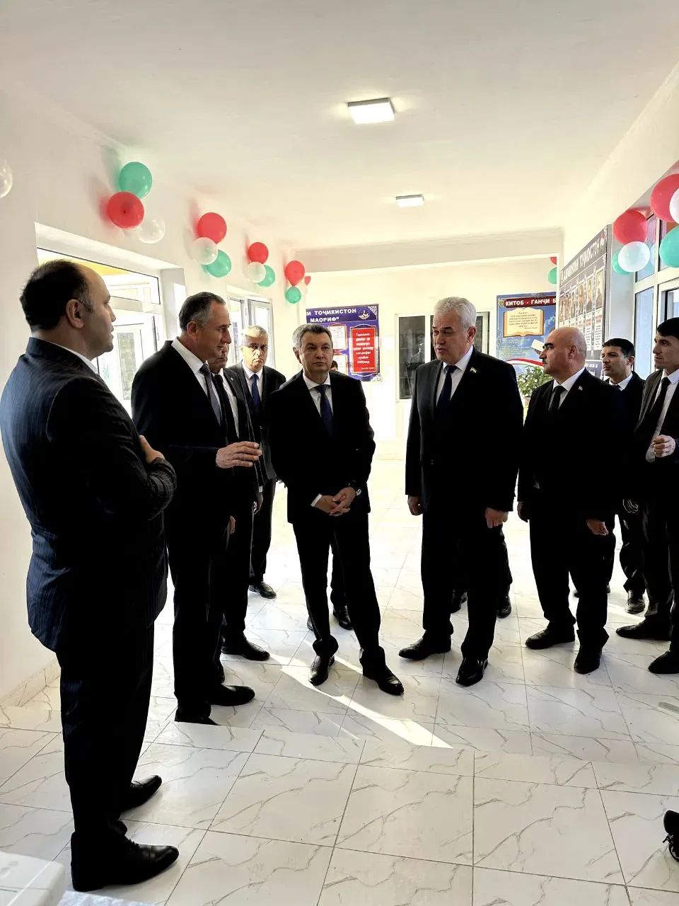 Гости в коридоре школы в Кулябе