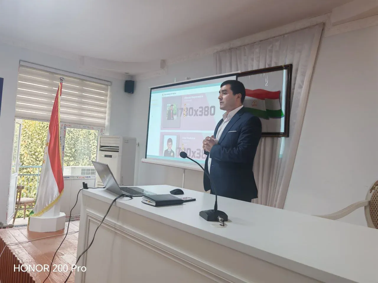 Презентация eKhonish на экране
