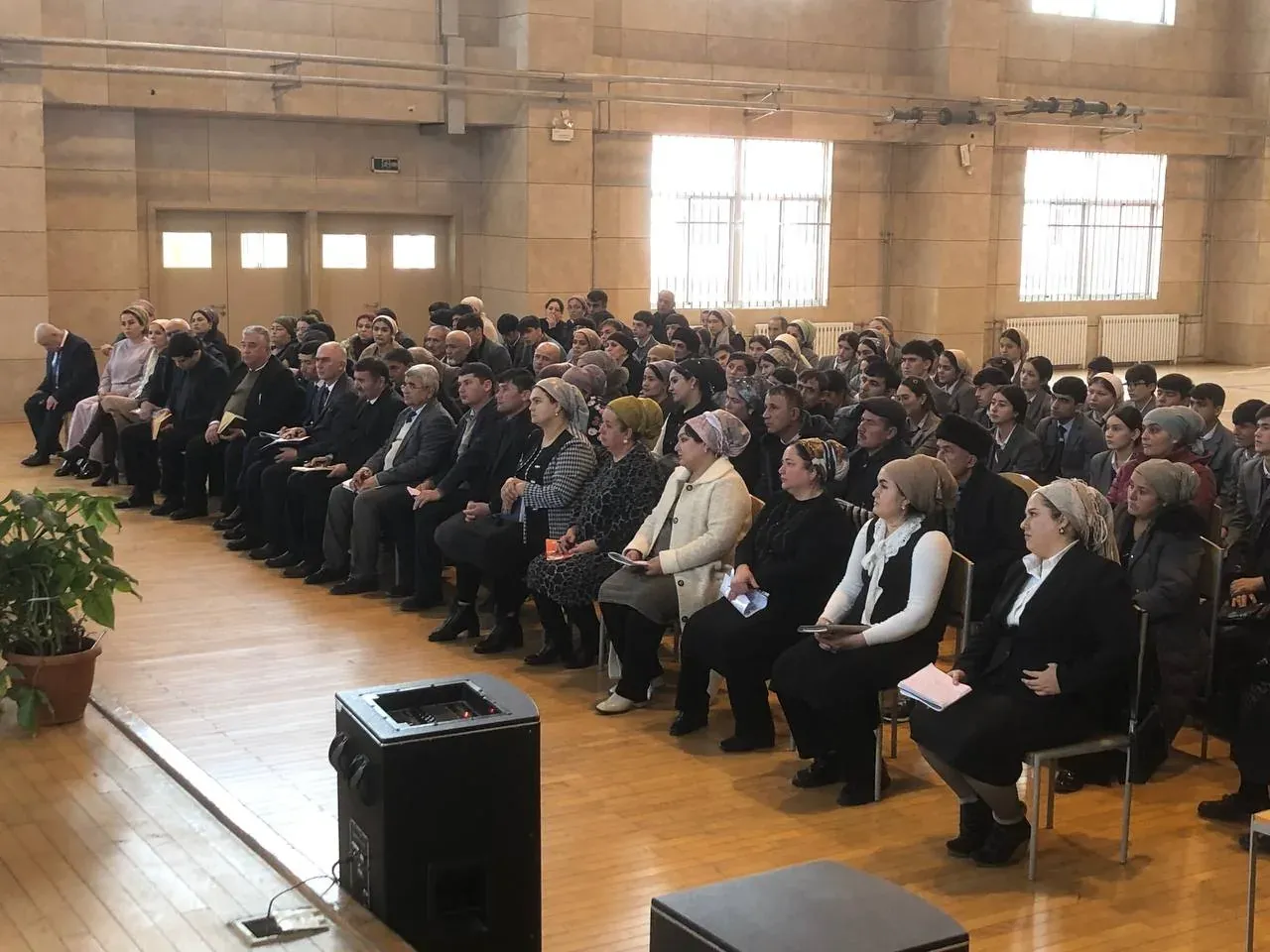 Полный зал учителей на семинаре eKhonish