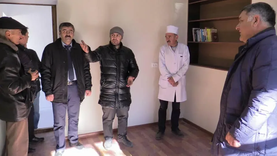 Жители и врачи в новых помещениях Рушанской больницы